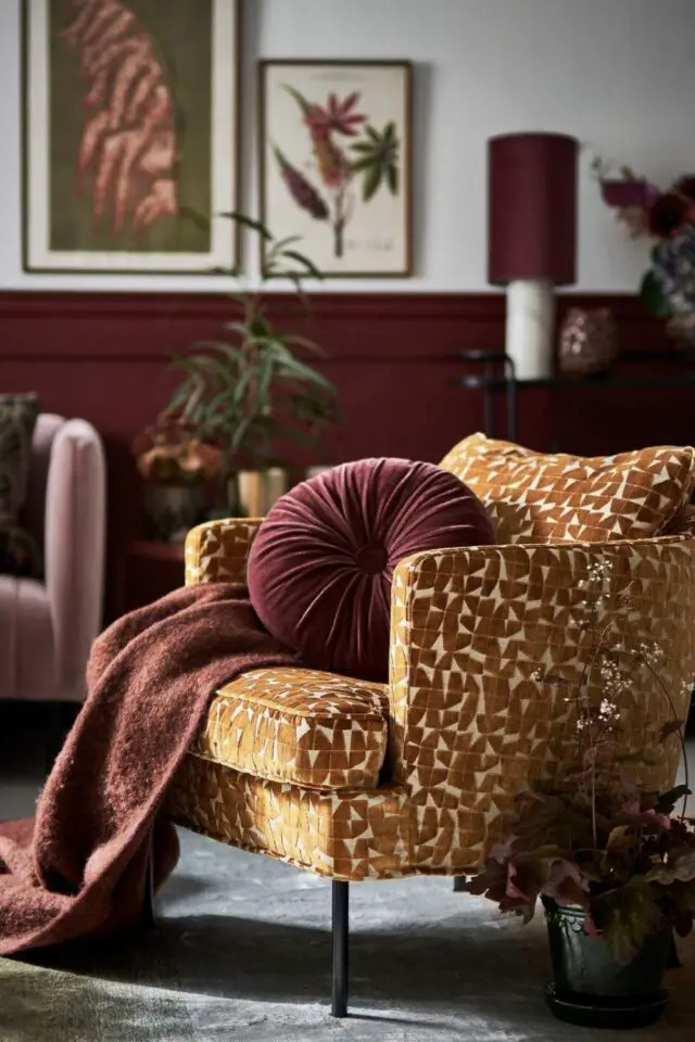 bordeaux décoration intérieure chic fauteuil jaune canapé rose soubassement peinture élégante accessoires décoratifs textiles chaleureux bordeaux décoration intérieure chic fauteuil jaune canapé rose soubassement peinture élégante accessoires décoratifs textiles chaleureux