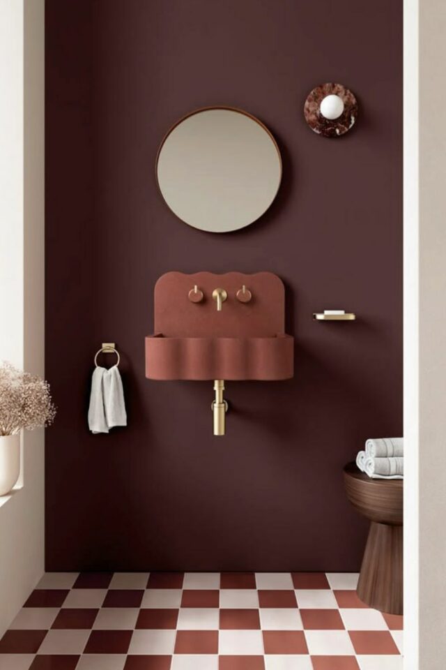 bordeaux décoration intérieure chic salle de bain design et sophistiquée vasque murale originale peinture mur uni miroir rond robinetterie laiton bordeaux décoration intérieure chic salle de bain design et sophistiquée vasque murale originale peinture mur uni miroir rond robinetterie laiton
