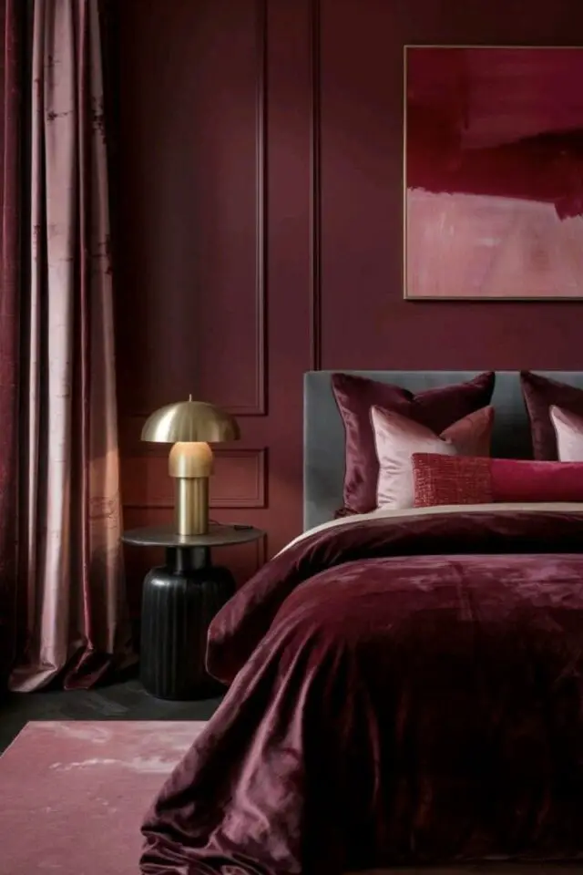 bordeaux décoration intérieure chic peinture murale chambre adulte moulure ton sur ton parure de lit en velours coussin rose et lampe de chevet laton table de nuit design noir bordeaux décoration intérieure chic peinture murale chambre adulte moulure ton sur ton parure de lit en velours coussin rose et lampe de chevet laton table de nuit design noir