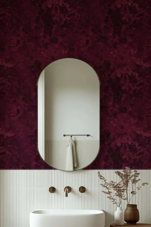 bordeaux décoration intérieure chic salle de bain sophistiquée soubassement texturé papier peint coloré motif ton sur ton miroir oval bordeaux décoration intérieure chic salle de bain sophistiquée soubassement texturé papier peint coloré motif ton sur ton miroir oval
