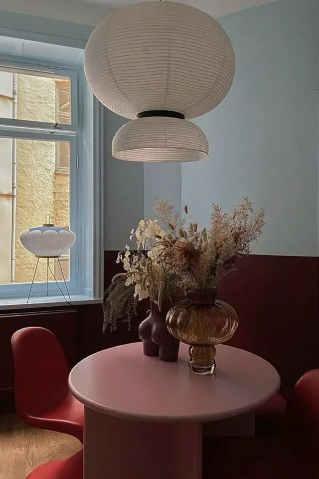 bordeaux décoration intérieure chic salle à manger sophistiquée chaise design rouge soubassement bordeaux peinture bleue ciel bordeaux décoration intérieure chic salle à manger sophistiquée chaise design rouge soubassement bordeaux peinture bleue ciel