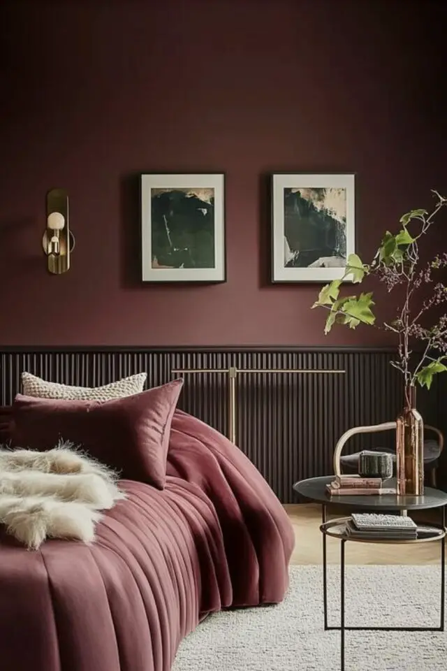 bordeaux décoration intérieure chic chambre adulte élégante soubassement bois sombre texturé cannelé peinture murale mate linge de lit velours lumière tapis beige bordeaux décoration intérieure chic chambre adulte élégante soubassement bois sombre texturé cannelé peinture murale mate linge de lit velours lumière tapis beige