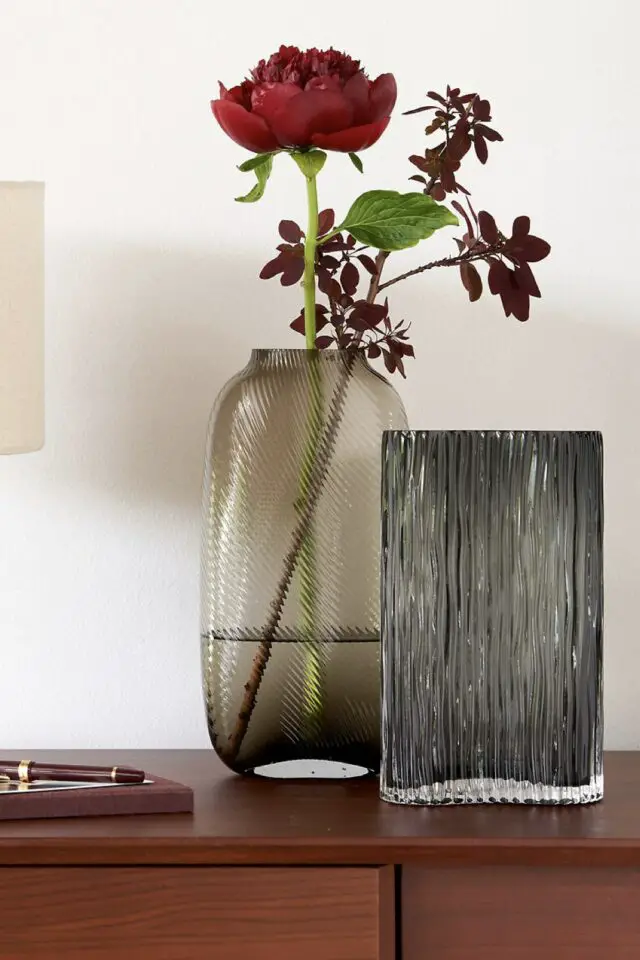Vase en verre fumé strié H21 cm