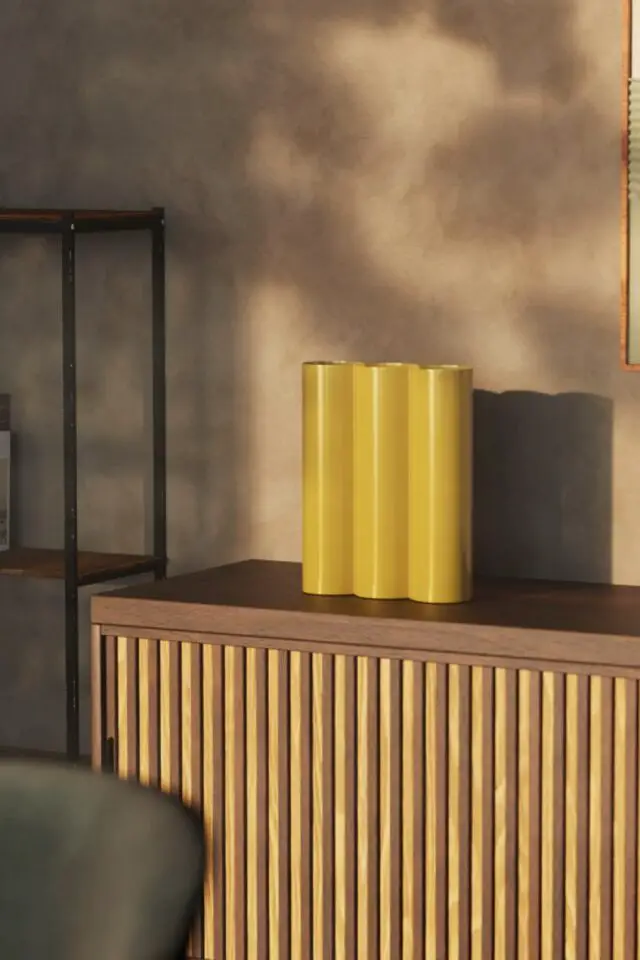 Vase en métal jaune