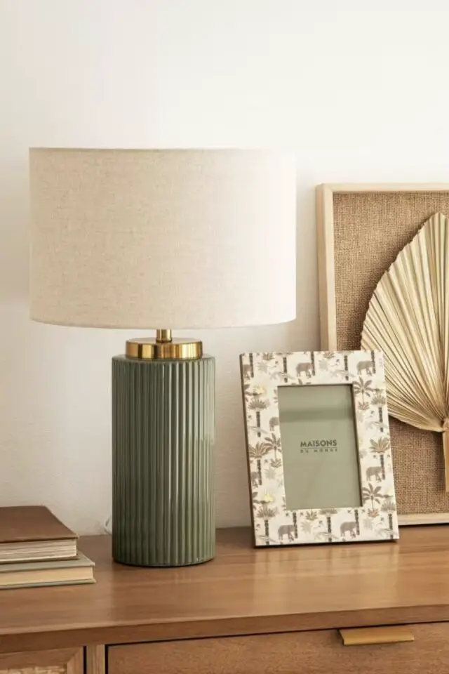 Lampe en céramique striée verte et dorée et abat-jour en polyester recyclé beige crème