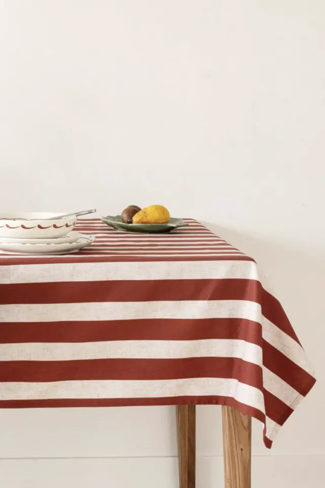 Nappe en coton motif à rayures beiges et bordeaux 150x250