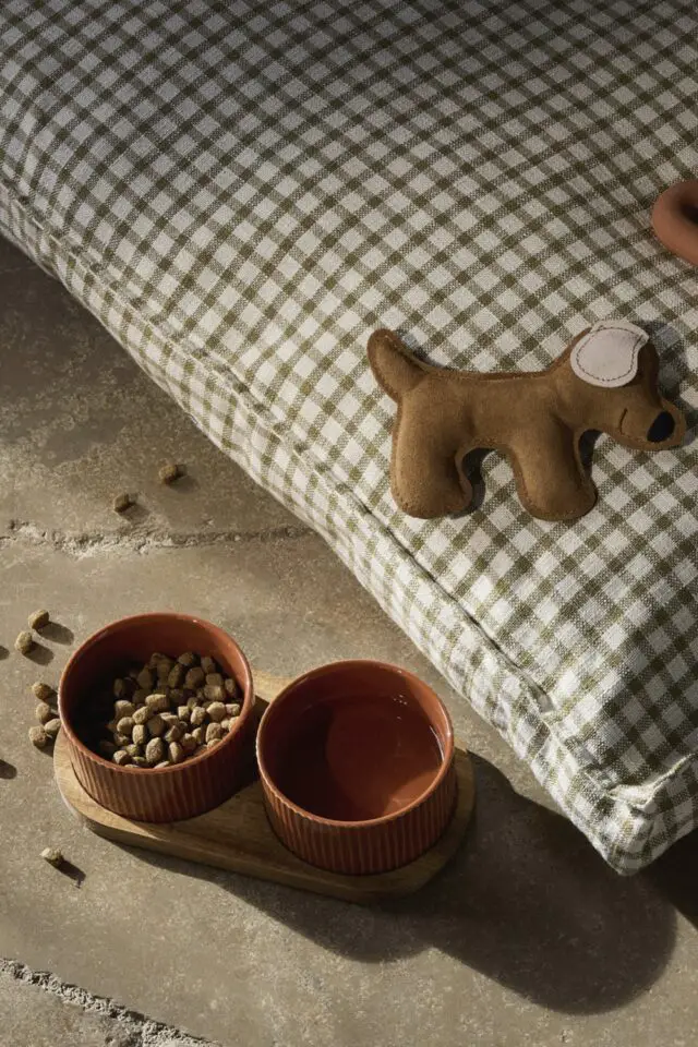 Gamelles pour chien et chat en grès marron D12 (x2) et support en bois d'acacia