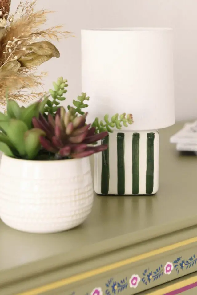 Lampe carrée à rayures bicolores et abat-jour en polyester recyclé blanc