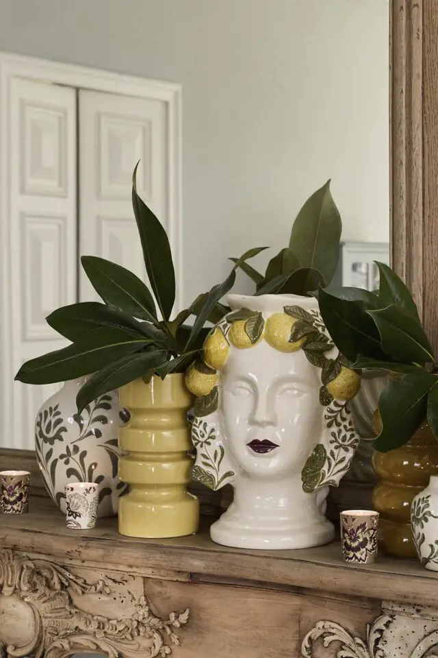 Vase en grès blanc motif végétal vert H22