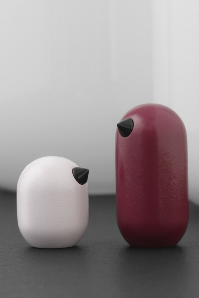 Figurine Little Bird bois rose violet / H 5 x Ø 2,5 cm