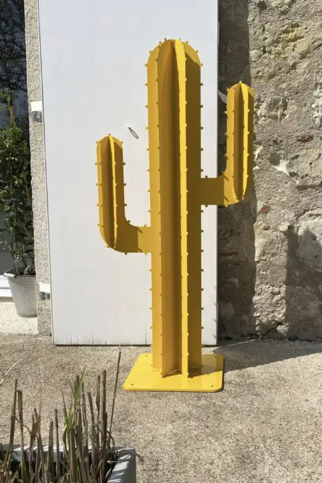 Cactus 2 branches 6 feuilles en métal (alu) jaune H 1,20m Cactus 2 branches 6 feuilles en métal (alu) jaune H 1,20m