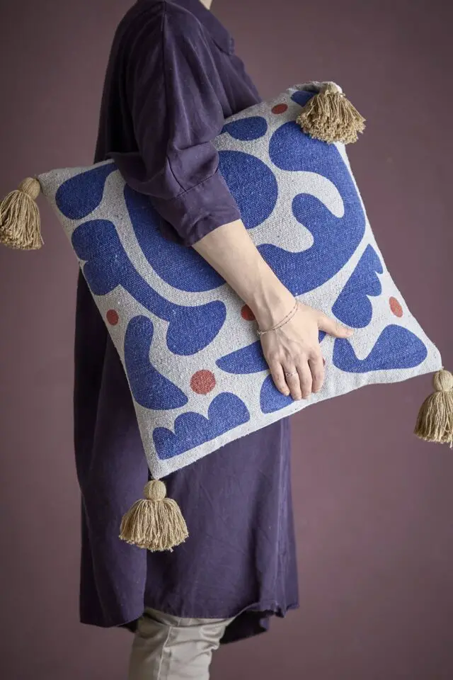 Coussin Eviaya tissu bleu Bloomingville