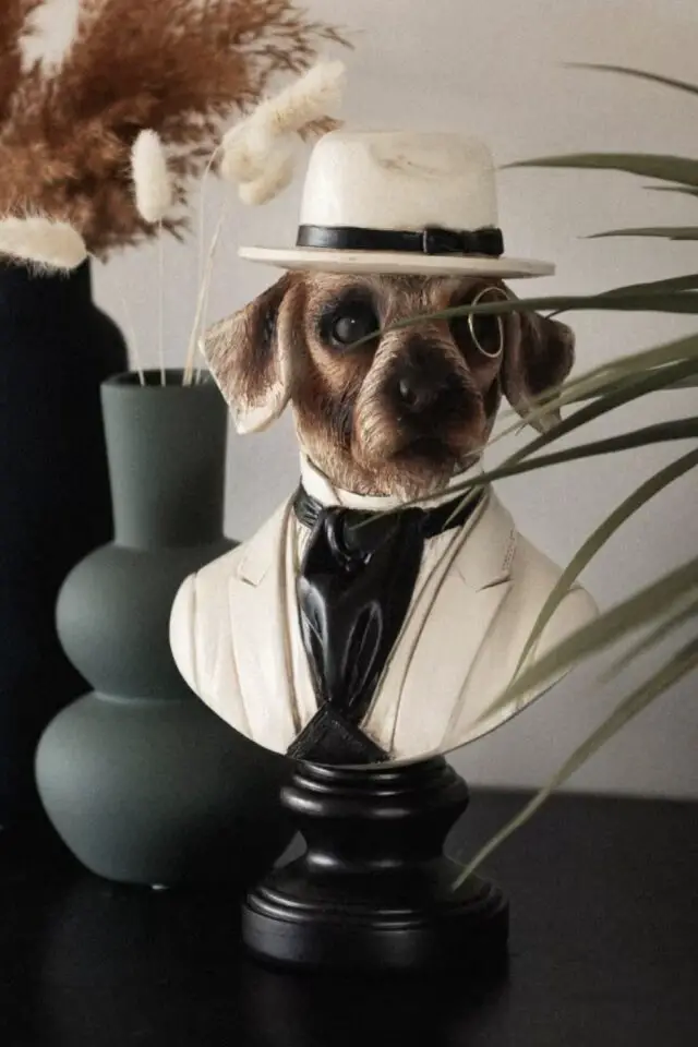 Statuette tête de chien beige, noir et rouge H30 Statuette tête de chien beige, noir et rouge H30