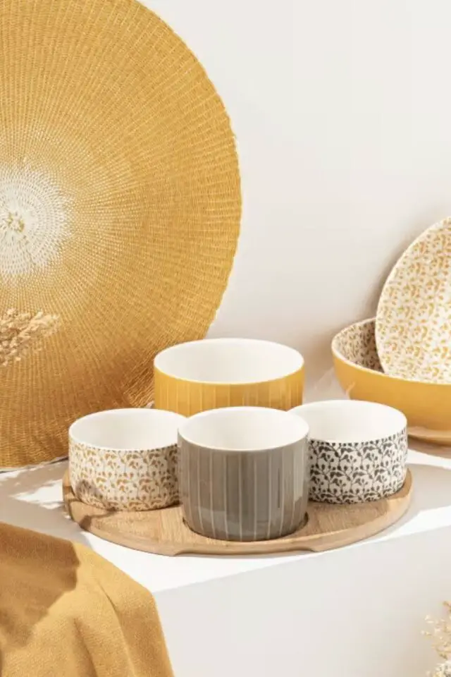 Coupelles apéritives en céramique grise, blanche et jaune (x4) et plateau en bambou