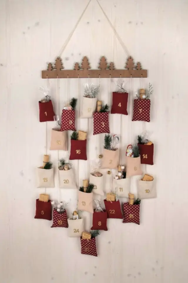 calendrier de l'avent à remplir Maisons du monde en tissus et bois à suspendre déco murale pochette colorée moderne 