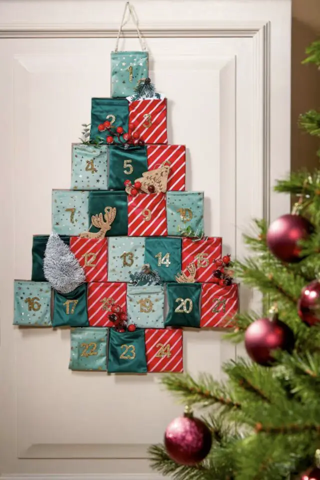 calendrier de l'avent à remplir Maisons du monde en tissus à suspendre au mur forme sapin rouge et vert