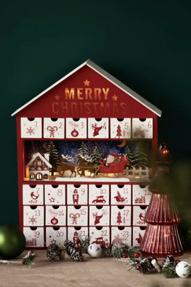 calendrier de l'avent à remplir Maisons du monde traditionnel avec déco père Noël petites cases rouges et blanches 