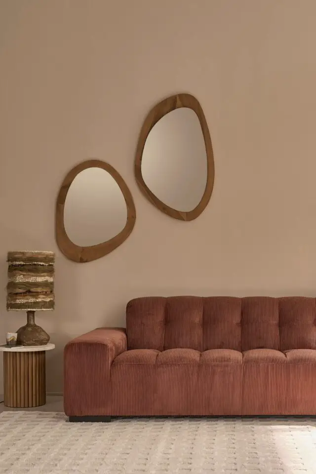 canapé Berah Getah modèle Alphonse élégant moderne tendance couleur terracotta acajou assise et dossier capitonné velours côtelé canapé Berah Getah modèle Alphonse élégant moderne tendance couleur terracotta acajou assise et dossier capitonné velours côtelé