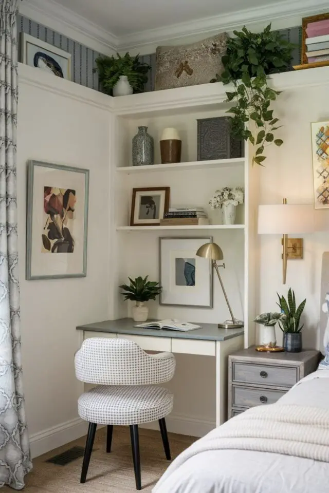chambre d'amis bureau aménagement petit espace de travail avec meuble étagère moulures à côté du lit 