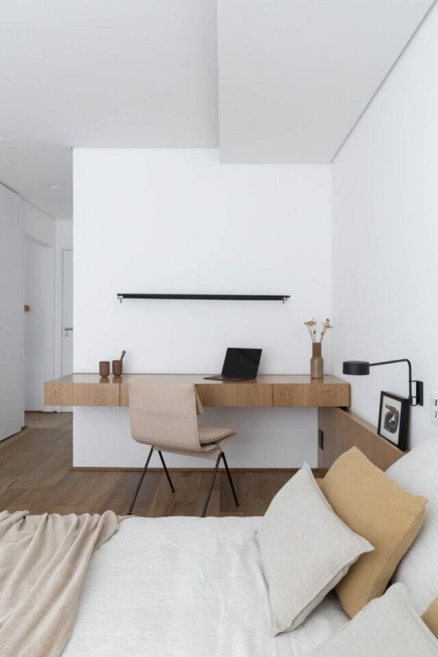 chambre d'amis bureau aménagement meuble mural élégant en bois sans pied dessus tête de liy pan de mur minimalisme 