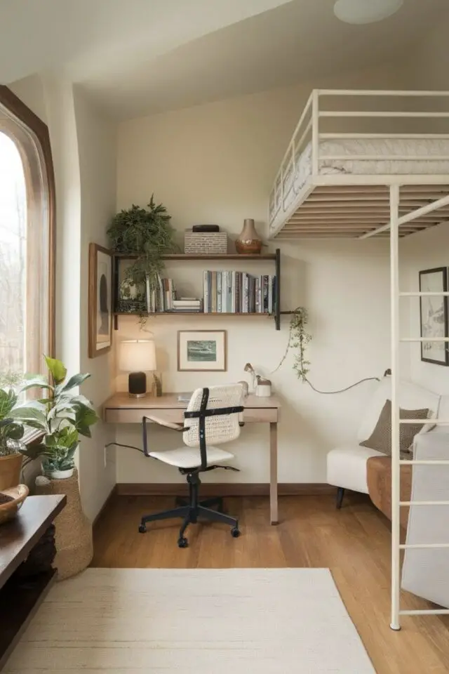 chambre d'amis bureau aménagement lit mezzanine petit espace gain de place meuble de travail en bois avec petite étagère 