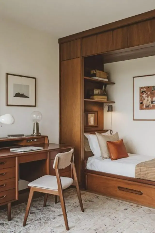 chambre d'amis bureau aménagement lit en alcôve bois meuble de travail vintage 