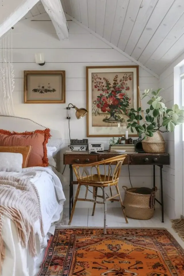 chambre d'amis bureau exemple espace mansardé lambris bois meuble ancien charme 