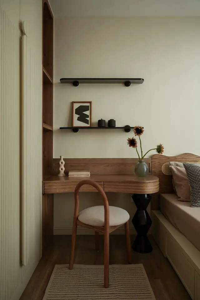 chambre d'amis bureau exemple espace de travail incurvé petite taille bois chic et élégant continuité du lit 