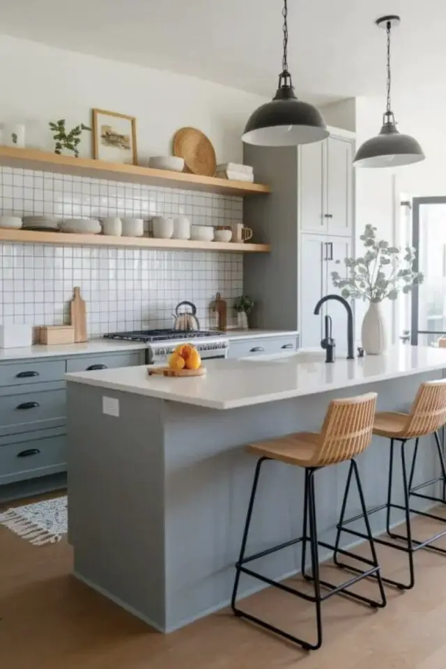 cuisine surface m2 fermée avec îlot moderne simple plan de travail blanc espace repas meuble gris espace de vie familial 