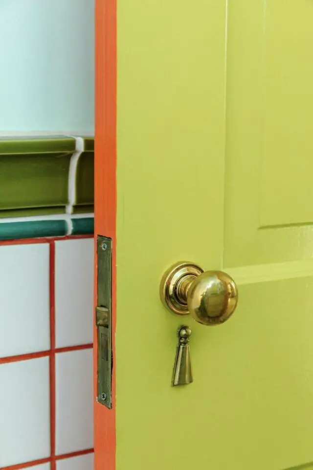 décoration couleur Green Gen Z porte intérieure peine en vert et orange bouton laiton chic intérieur original coloré et audacieux décoration couleur Green Gen Z porte intérieure peine en vert et orange bouton laiton chic intérieur original coloré et audacieux