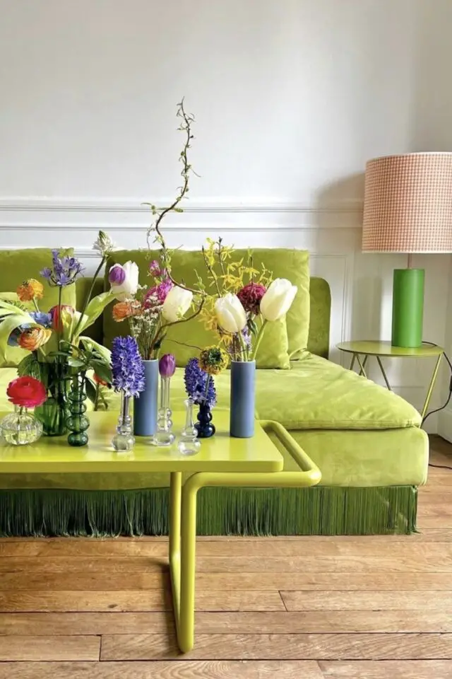 décoration couleur Green Gen Z salon table basse moderne en métal coloré accessoire décoratif vases fleurs et lampes ambiance moderne décoration couleur Green Gen Z salon table basse moderne en métal coloré accessoire décoratif vases fleurs et lampes ambiance moderne