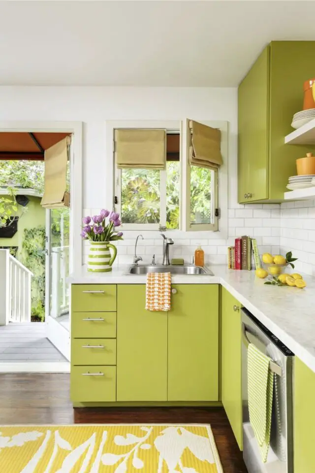 décoration couleur Green Gen Z cuisine vitaminée meuble coloré mur blanc espace lumineux touche de jaune et de orange décoration couleur Green Gen Z cuisine vitaminée meuble coloré mur blanc espace lumineux touche de jaune et de orange