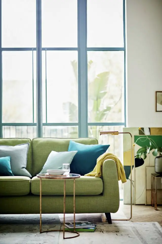 décoration couleur Green Gen Z salon séjour canapé coloré vert accessoires textiles bleu jaune ambiance moderne et familiale décoration couleur Green Gen Z salon séjour canapé coloré vert accessoires textiles bleu jaune ambiance moderne et familiale