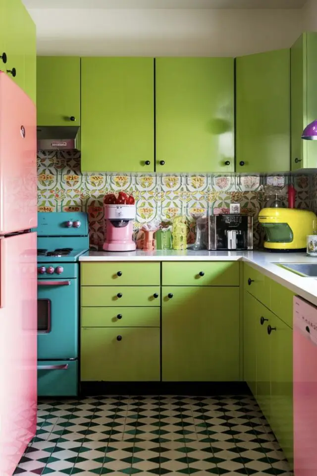 décoration couleur Green Gen Z petite cuisine originale meuble vert frigo rose cuisinière bleue sol vintage décoration couleur Green Gen Z petite cuisine originale meuble vert frigo rose cuisinière bleue sol vintage