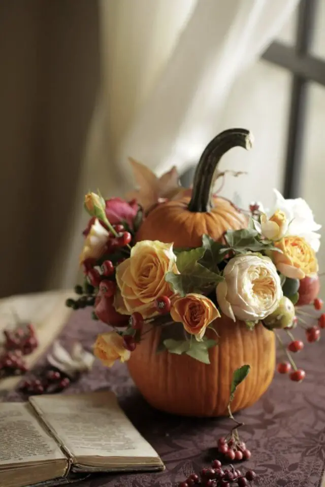 décoration halloween chic citrouille et fleurs composition florale facile à faire rose et pivoine blanc orangé 