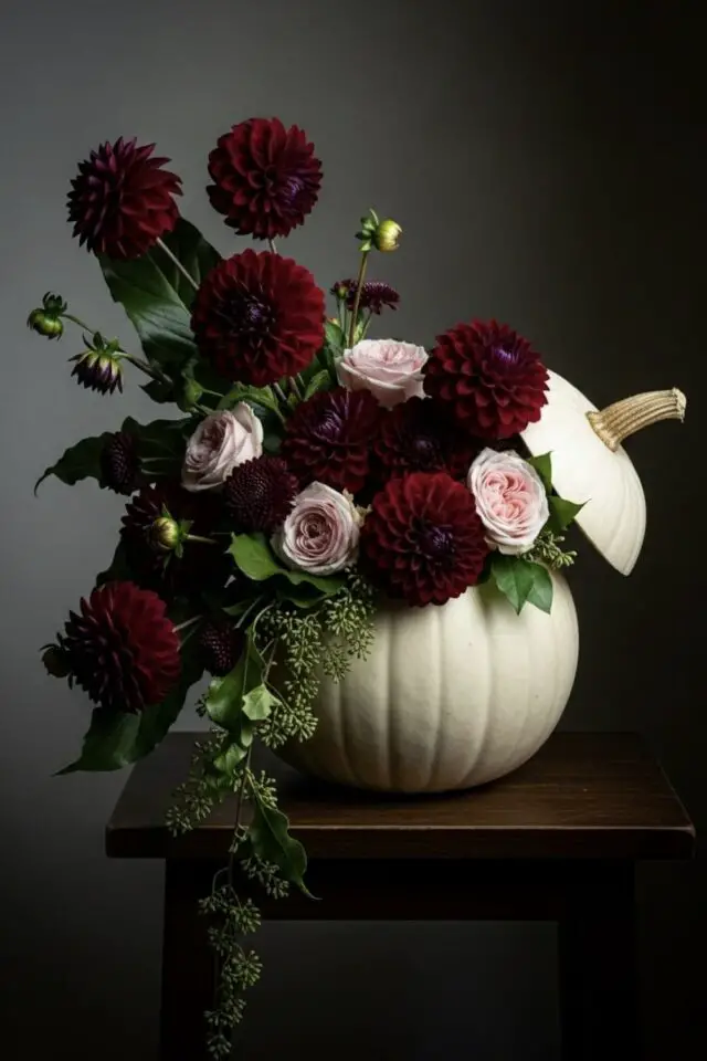 décoration halloween chic citrouille et fleurs élégant contraste blanc or et fleur pourpre bordeaux rose et Dahlia