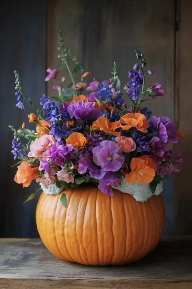 décoration halloween chic citrouille et fleurs idée originale à faire soi-même DIY simple arrangement floral multicolore 