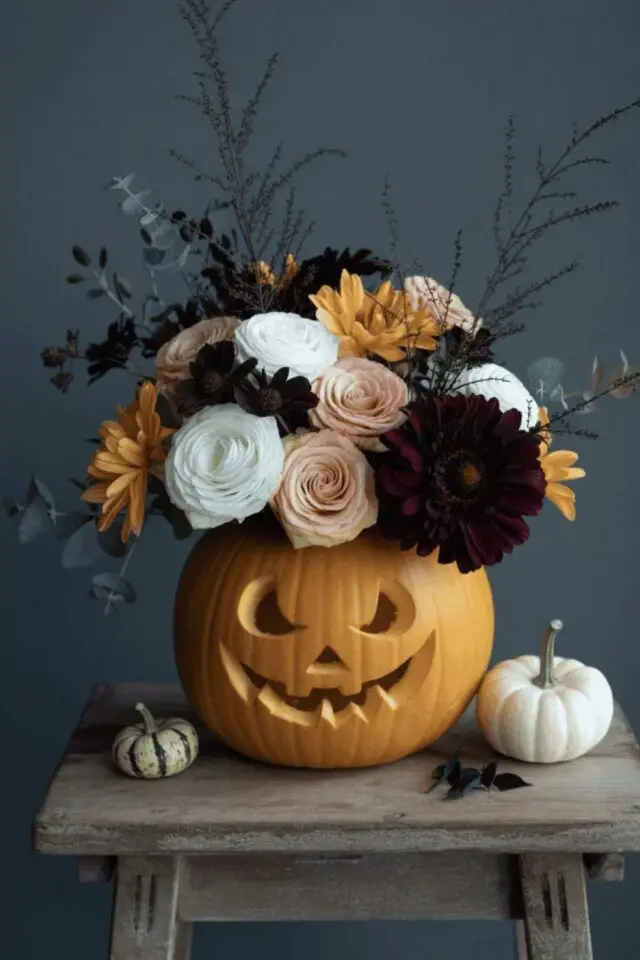 décoration halloween chic citrouille et fleurs bricolage d'automne à faire soi-même composition florale rose marguerite Dahlia bordeaux blanc rose orange 