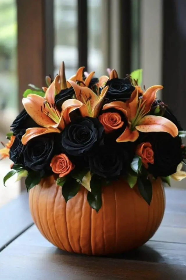 décoration halloween chic citrouille et fleurs noir et orange élégant lys et rose colorée composition florale d'automne 