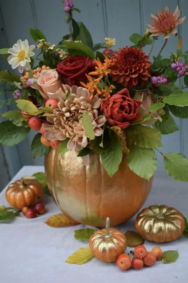 décoration halloween chic citrouille et fleurs peinture dorée bouquet orangé composition florale d'automne élégance 