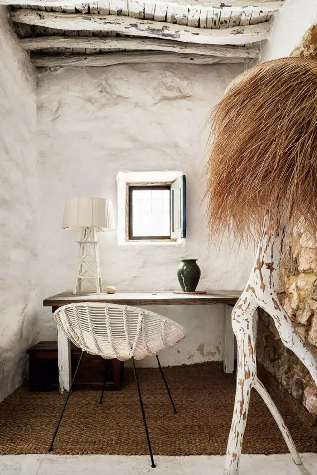 déco Ibiza chic mur rustique enduit chaux blanc espace bureau tapis jute meuble en bois patiné maisons de vacances au quotidien déco Ibiza chic mur rustique enduit chaux blanc espace bureau tapis jute meuble en bois patiné maisons de vacances au quotidien