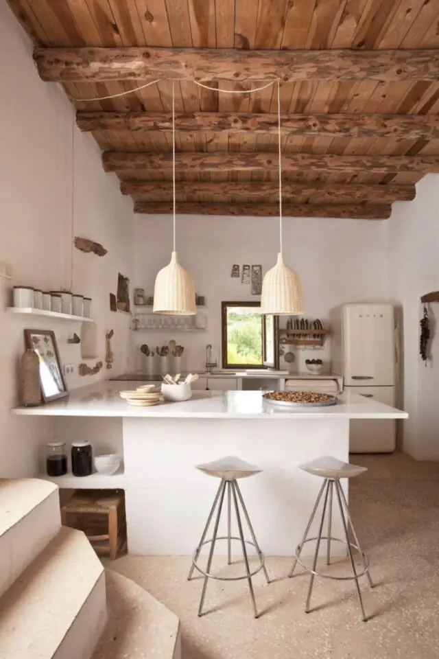déco Ibiza chic cuisine ouverte élégante blanche plafond bois poutres rustiques suspensions naturelle au dessus de l'îlot déco Ibiza chic cuisine ouverte élégante blanche plafond bois poutres rustiques suspensions naturelle au dessus de l'îlot