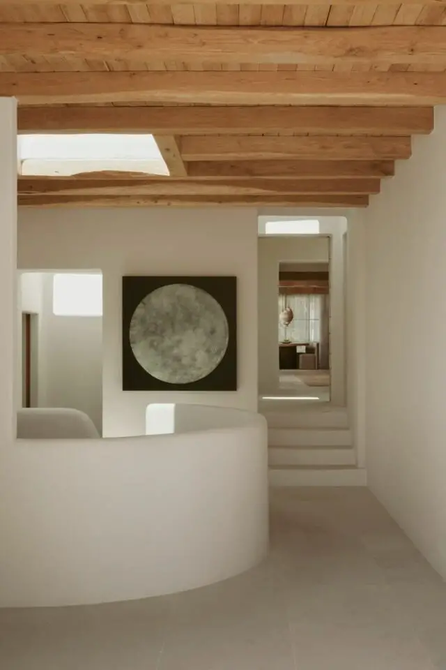 déco Ibiza chic entrée couloir design minimaliste plafond en bois poutre mur blanc arrondi espace lumineux déco Ibiza chic entrée couloir design minimaliste plafond en bois poutre mur blanc arrondi espace lumineux