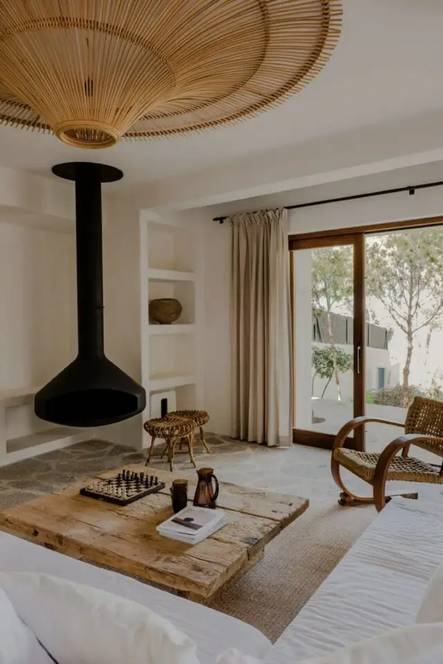 déco Ibiza chic salon séjour canapé d'angle cheminée design table basse en bois récup baie vitrée vue sur le jardin forme de minimalisme bibliothèque déco Ibiza chic salon séjour canapé d'angle cheminée design table basse en bois récup baie vitrée vue sur le jardin forme de minimalisme bibliothèque