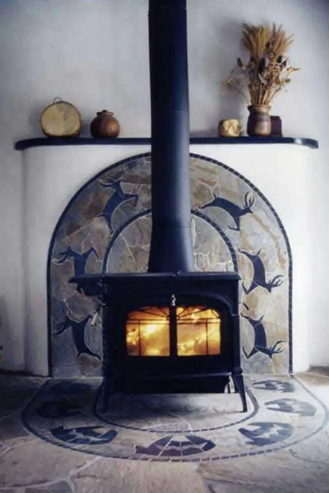 déco murale derrière poêle à bois carrelage original et chic sol et mur cintré animaux déco murale derrière poêle à bois carrelage original et chic sol et mur cintré animaux