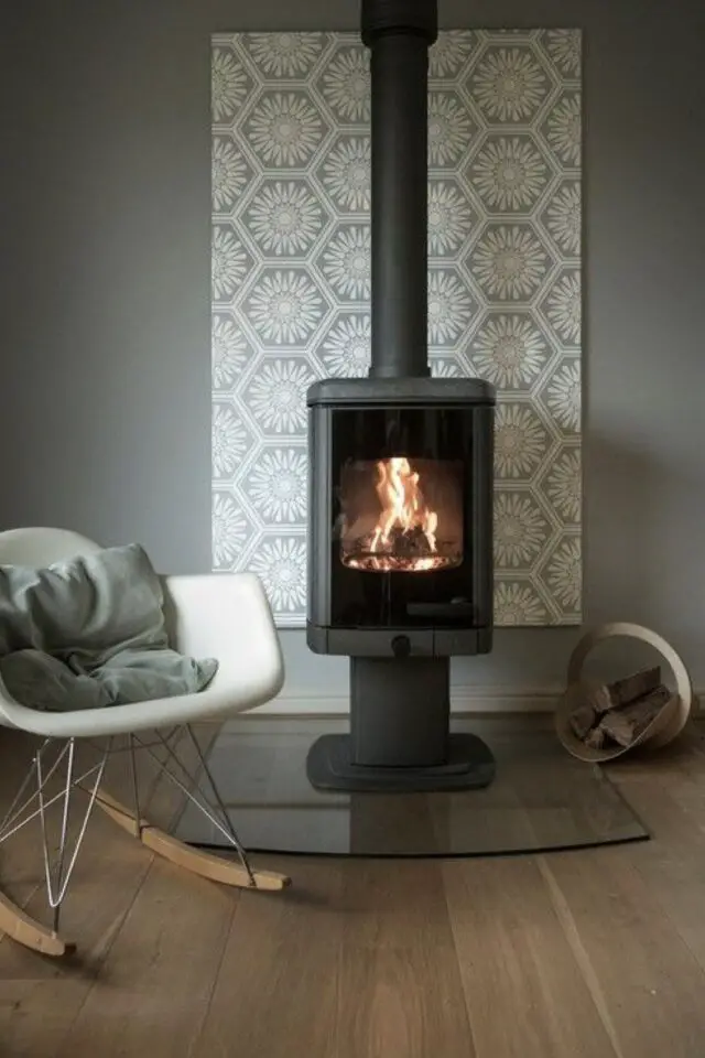 déco mur derrière poêle à bois plaque murale motif hexagonal carrelage gris et blanc moderne déco mur derrière poêle à bois plaque murale motif hexagonal carrelage gris et blanc moderne