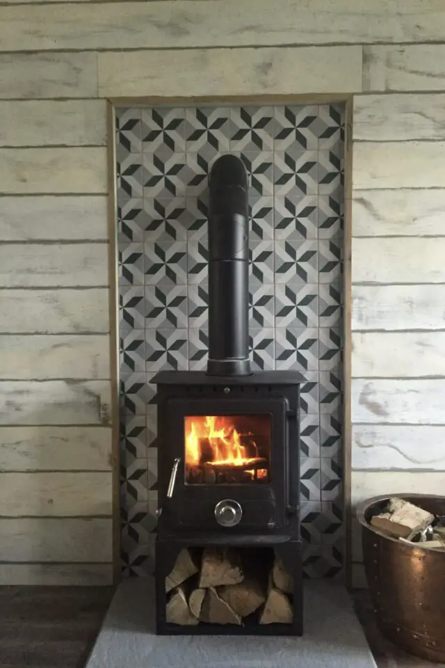 déco murale derrière poêle à bois mix lambris et carrelage ambiance cosy chaleureux motif géométrique blanc gris noir moderne déco murale derrière poêle à bois mix lambris et carrelage ambiance cosy chaleureux motif géométrique blanc gris noir moderne