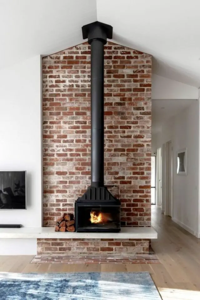 déco murale derrière poêle à bois brique apparentes rouges contraste élément noir mur blanc salon moderne déco murale derrière poêle à bois brique apparentes rouges contraste élément noir mur blanc salon moderne