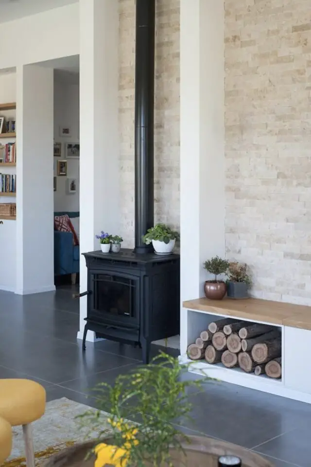 déco murale derrière poêle à bois plaquette de parement claires beige salon séjour moderne déco murale derrière poêle à bois plaquette de parement claires beige salon séjour moderne