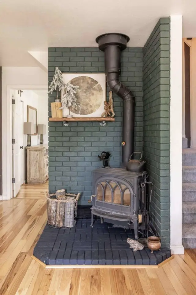 déco mur derrière poêle à bois angle du salon peinture mur en briques couleur vert chic et élégant poele en fonte ancien déco mur derrière poêle à bois angle du salon peinture mur en briques couleur vert chic et élégant poele en fonte ancien